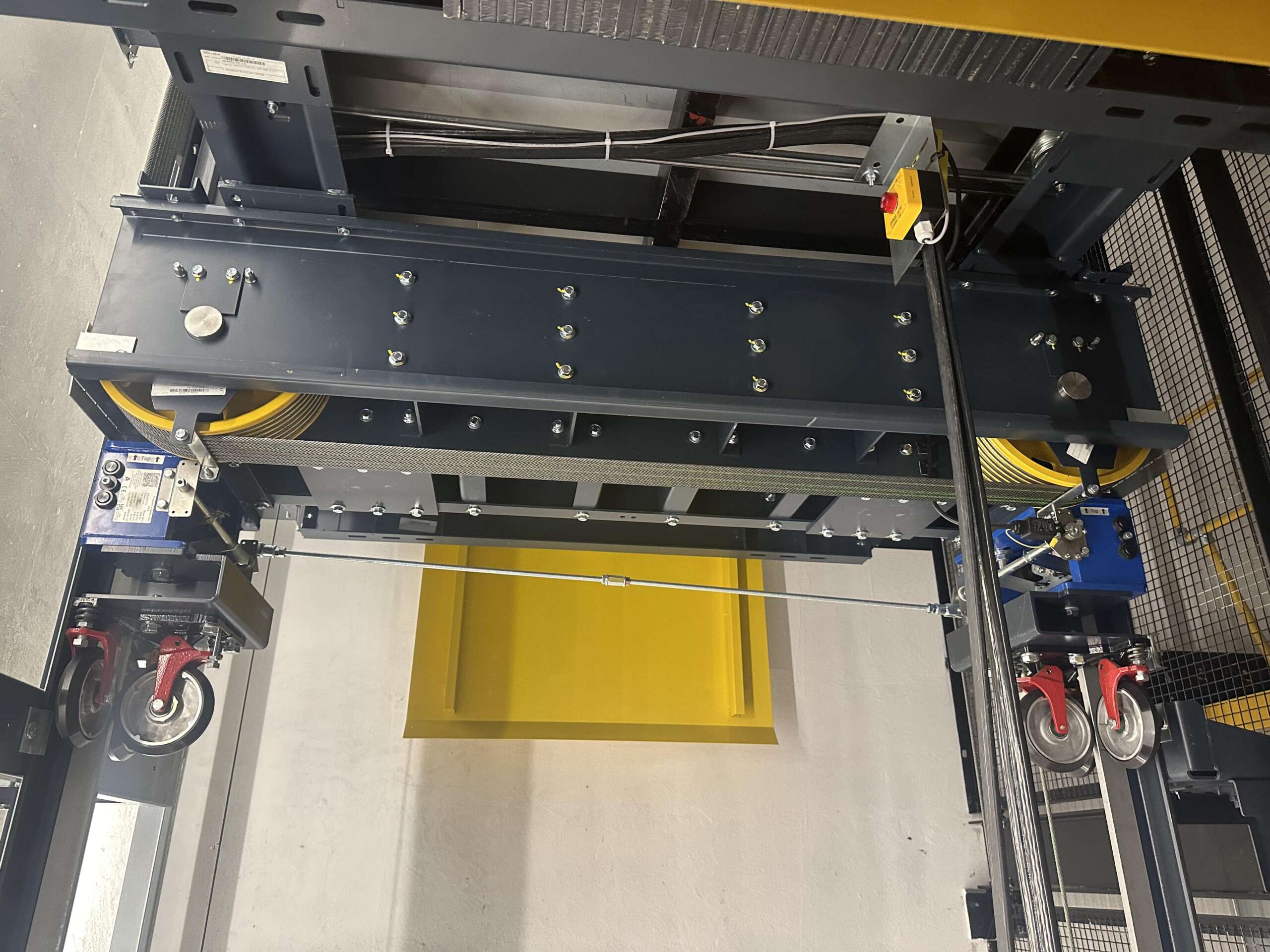 a machine with wheels and wheels