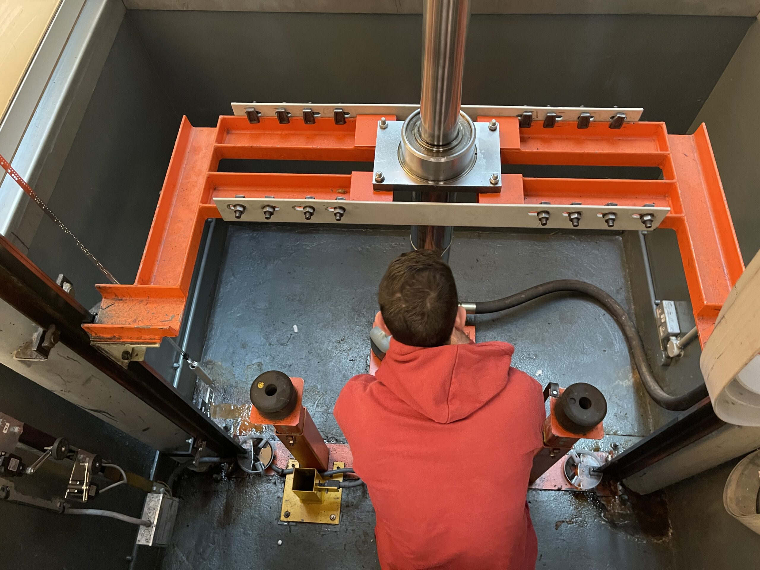 Maintenace of hydraulic ram